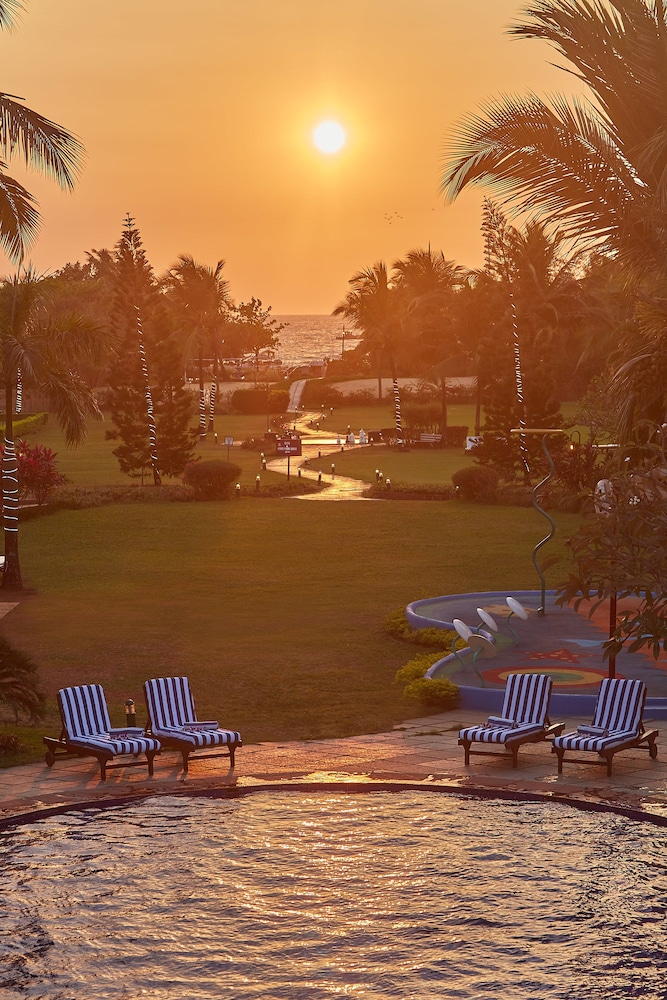 Royal Orchid Beach Resort & Spa — Swimming pool in Utorda, Goa