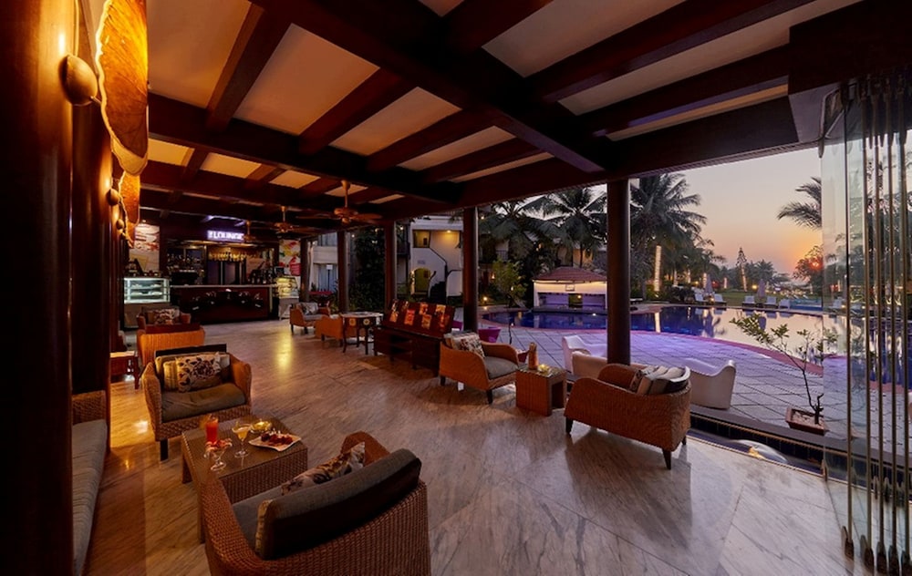 Royal Orchid Beach Resort & Spa — Restaurant & bars in Utorda, Goa