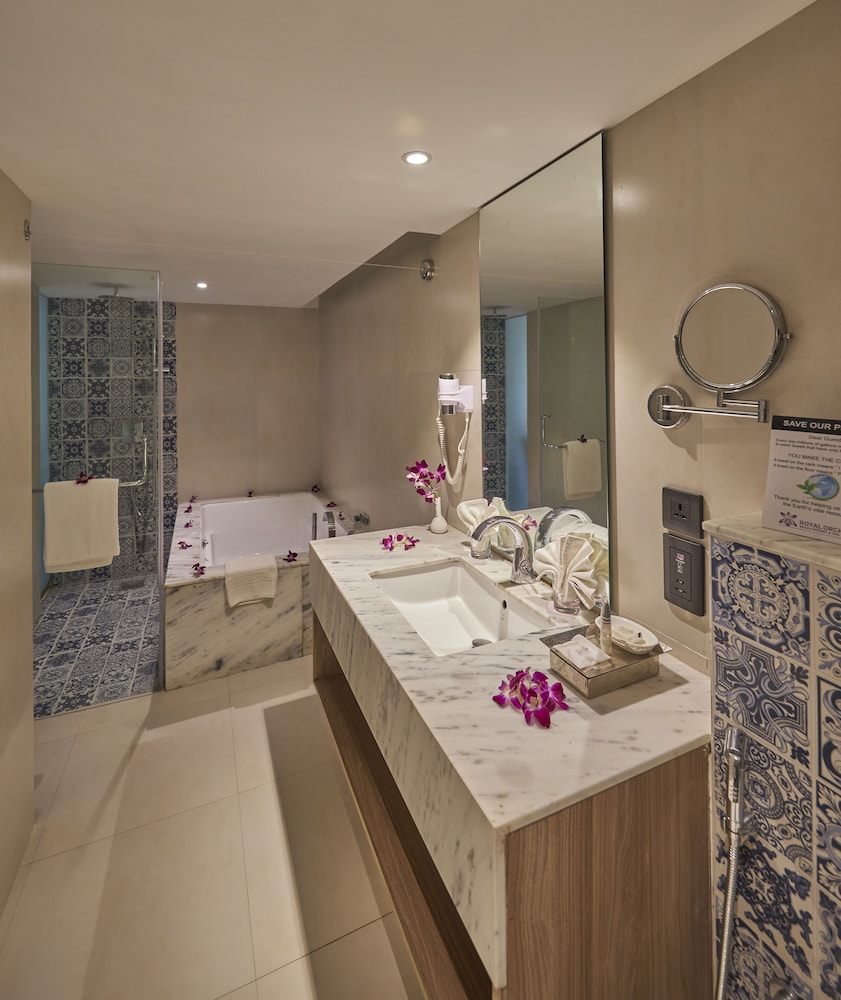 Royal Orchid Beach Resort & Spa — Hotel rooms in Utorda, Goa