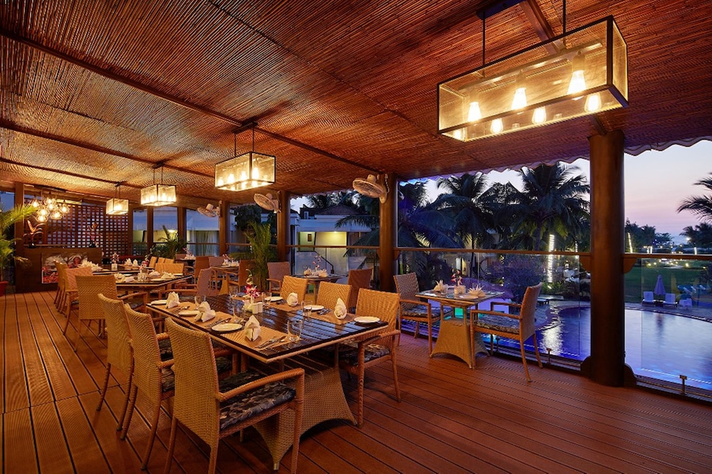 Royal Orchid Beach Resort & Spa — Restaurant & bars in Utorda, Goa
