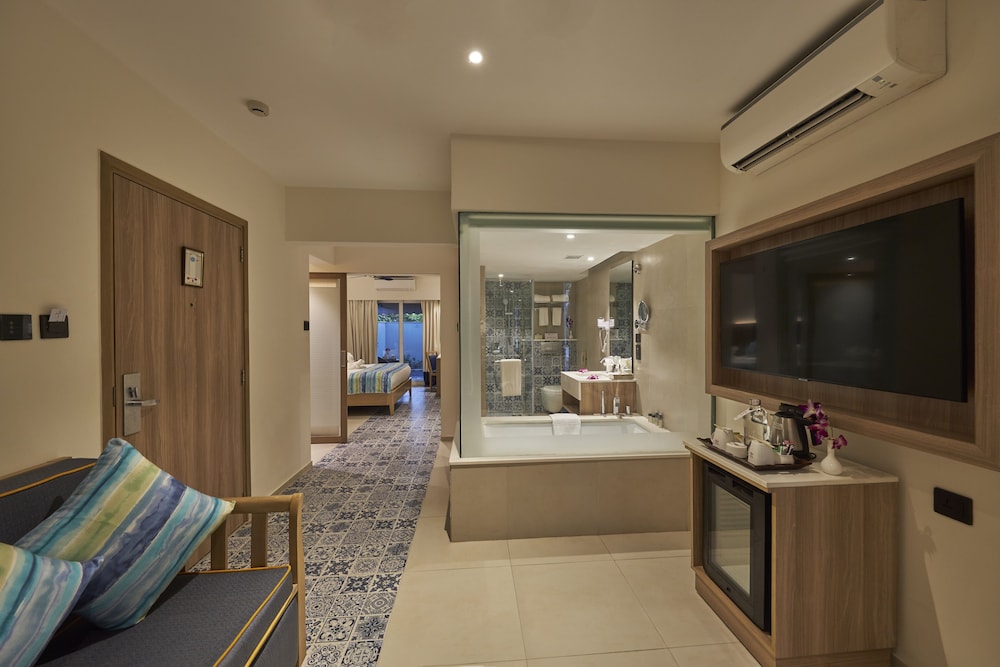 Royal Orchid Beach Resort & Spa — Hotel rooms in Utorda, Goa