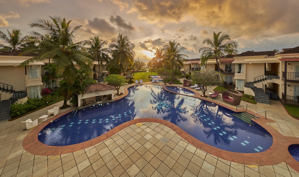 Royal Orchid Beach Resort & Spa — Swimming pool in Utorda, Goa