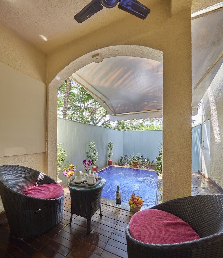 Royal Orchid Beach Resort & Spa — Swimming pool in Utorda, Goa