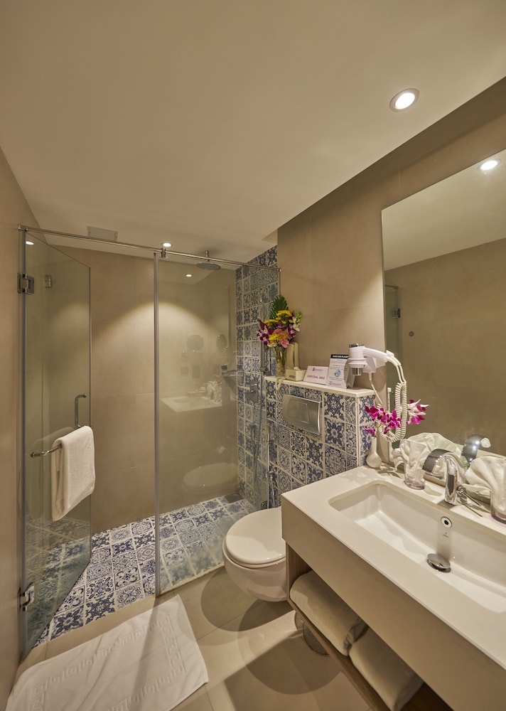 Royal Orchid Beach Resort & Spa — Hotel rooms in Utorda, Goa