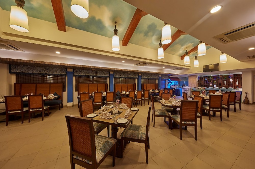 Royal Orchid Beach Resort & Spa — Restaurant & bars in Utorda, Goa