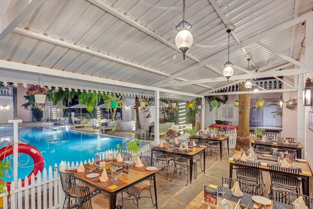 Club Mahindra Emerald Palms, Goa — Restaurant & bars in Varca, Goa