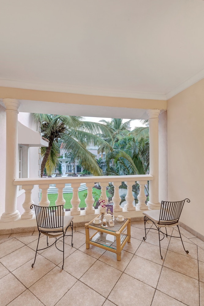 Club Mahindra Emerald Palms, Goa — Hotel rooms in Varca, Goa