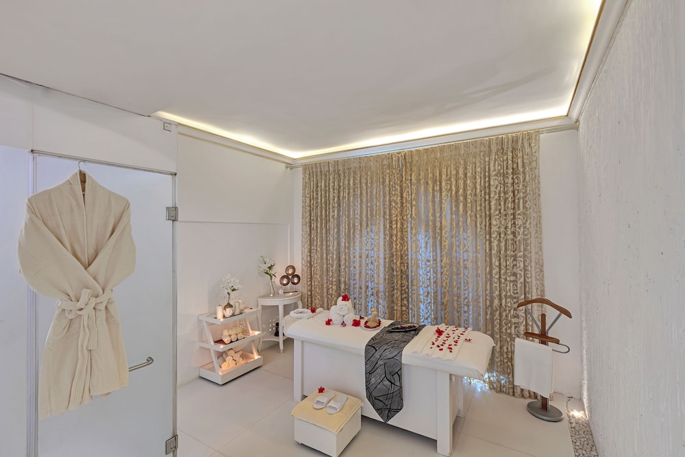 Club Mahindra Emerald Palms, Goa — Hotel rooms in Varca, Goa