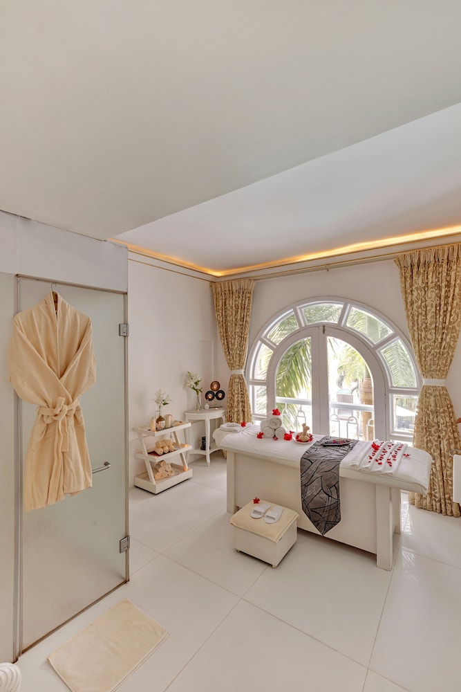 Club Mahindra Emerald Palms, Goa — Hotel rooms in Varca, Goa