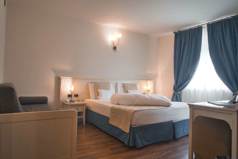 Villa Nicolli Romantic Resort - Adults Only — Hotel rooms in Riva del Garda, Trentino-Alto Adige