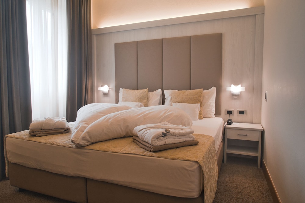 Villa Nicolli Romantic Resort - Adults Only — Hotel rooms in Riva del Garda, Trentino-Alto Adige
