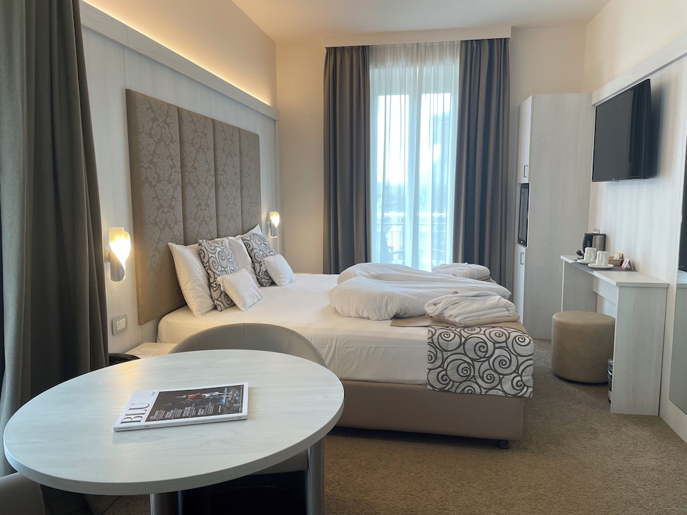 Villa Nicolli Romantic Resort - Adults Only — Hotel rooms in Riva del Garda, Trentino-Alto Adige