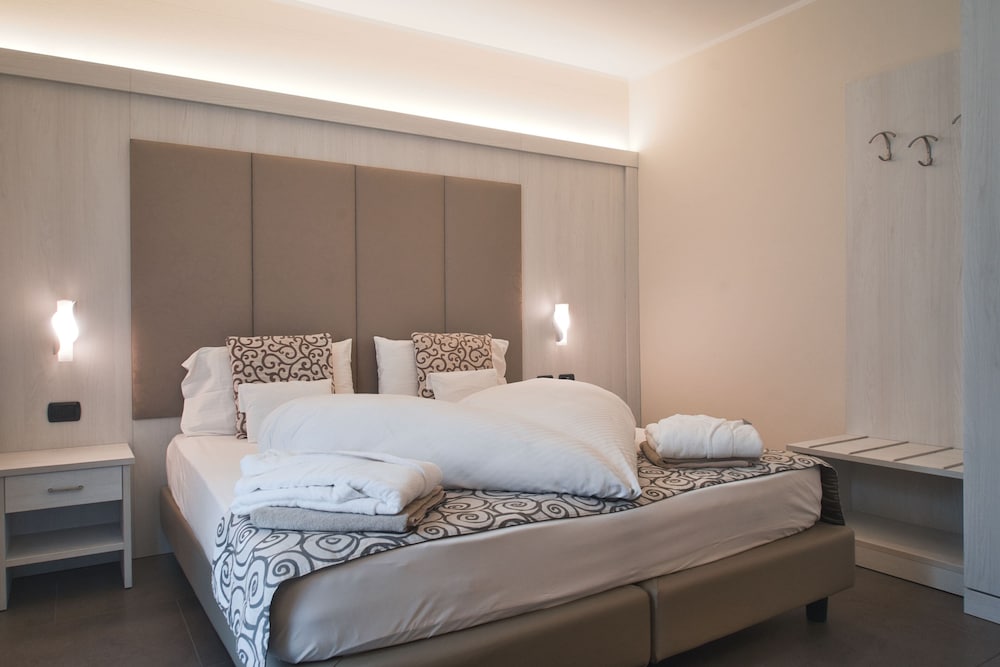 Villa Nicolli Romantic Resort - Adults Only — Hotel rooms in Riva del Garda, Trentino-Alto Adige