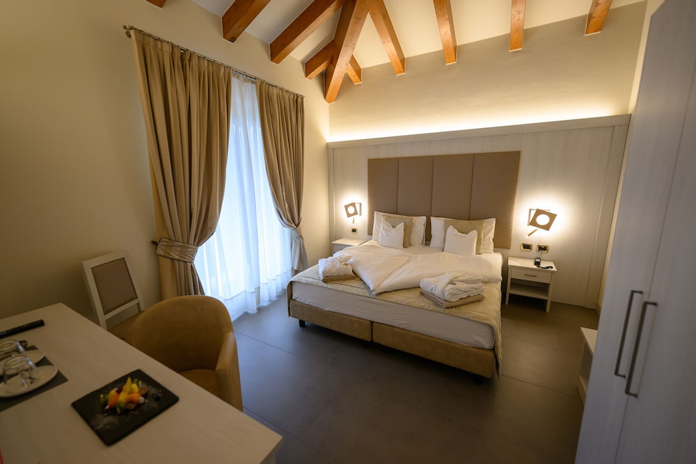 Villa Nicolli Romantic Resort - Adults Only — Hotel rooms in Riva del Garda, Trentino-Alto Adige