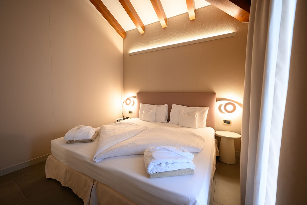 Villa Nicolli Romantic Resort - Adults Only — Hotel rooms in Riva del Garda, Trentino-Alto Adige