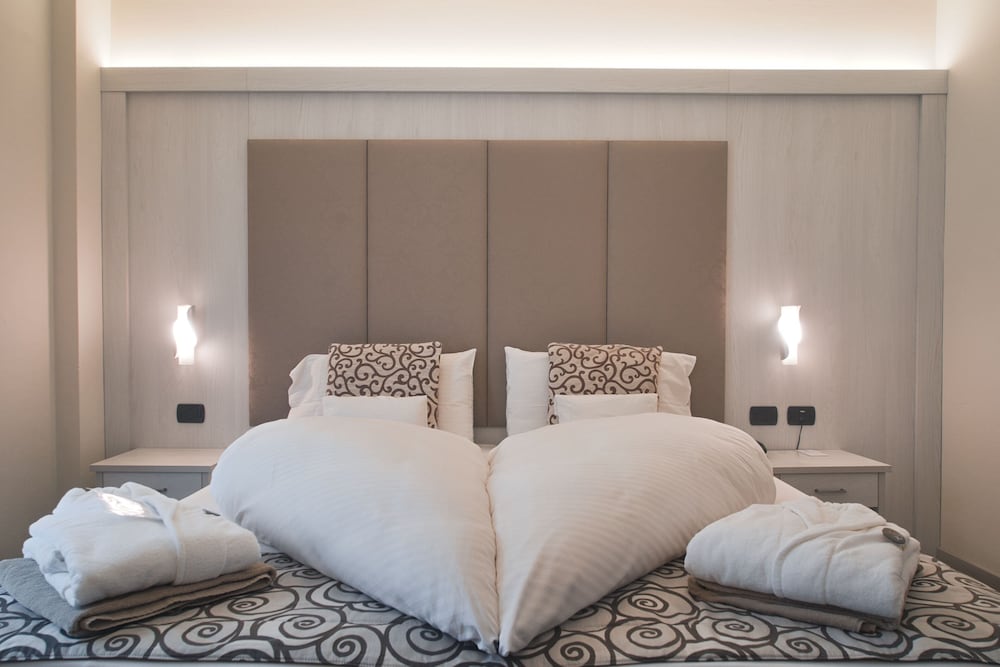 Villa Nicolli Romantic Resort - Adults Only — Hotel rooms in Riva del Garda, Trentino-Alto Adige