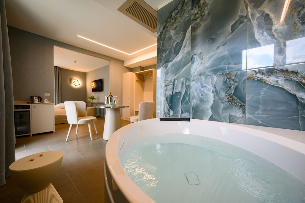 Villa Nicolli Romantic Resort - Adults Only — Hotel rooms in Riva del Garda, Trentino-Alto Adige