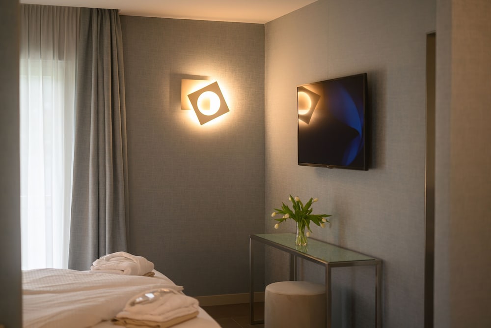 Villa Nicolli Romantic Resort - Adults Only — Hotel rooms in Riva del Garda, Trentino-Alto Adige