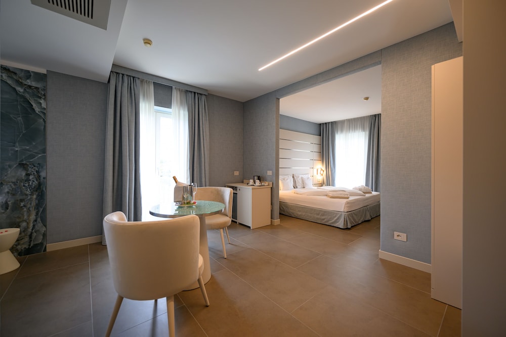 Villa Nicolli Romantic Resort - Adults Only — Hotel rooms in Riva del Garda, Trentino-Alto Adige