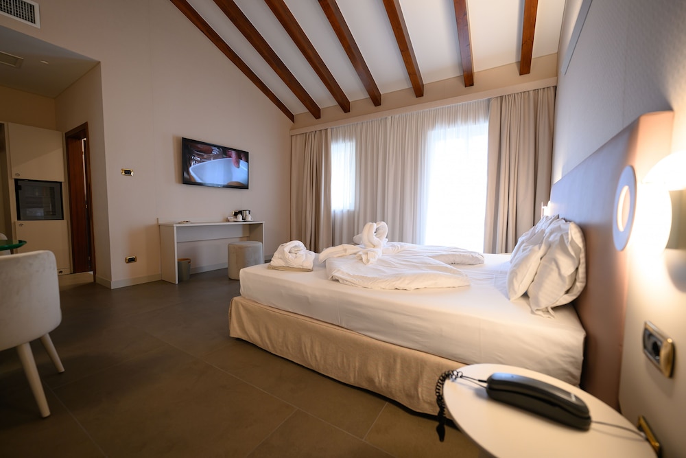 Villa Nicolli Romantic Resort - Adults Only — Hotel rooms in Riva del Garda, Trentino-Alto Adige