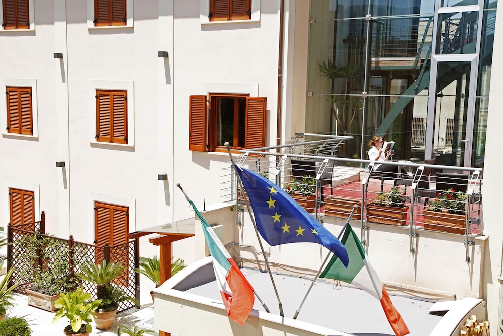 Diana Pompei — Hotel building in Pompei, Campania