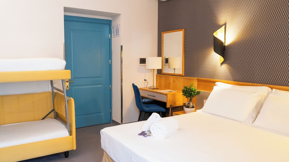 Diana Pompei — Hotel rooms in Pompei, Campania