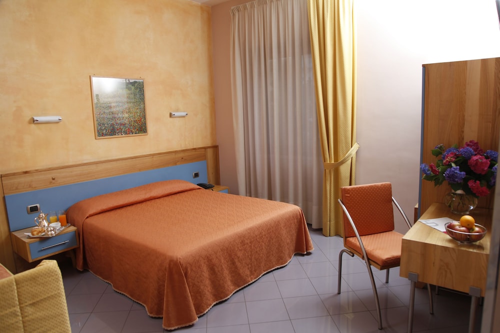 Diana Pompei — Hotel rooms in Pompei, Campania