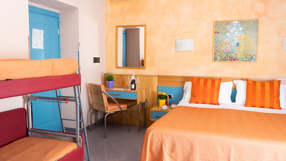 Diana Pompei — Hotel rooms in Pompei, Campania