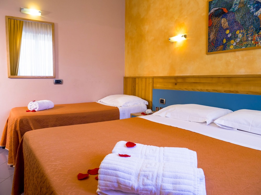Diana Pompei — Hotel rooms in Pompei, Campania