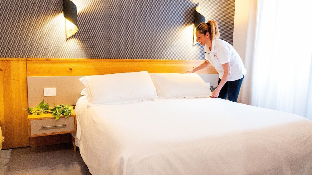 Diana Pompei — Hotel rooms in Pompei, Campania