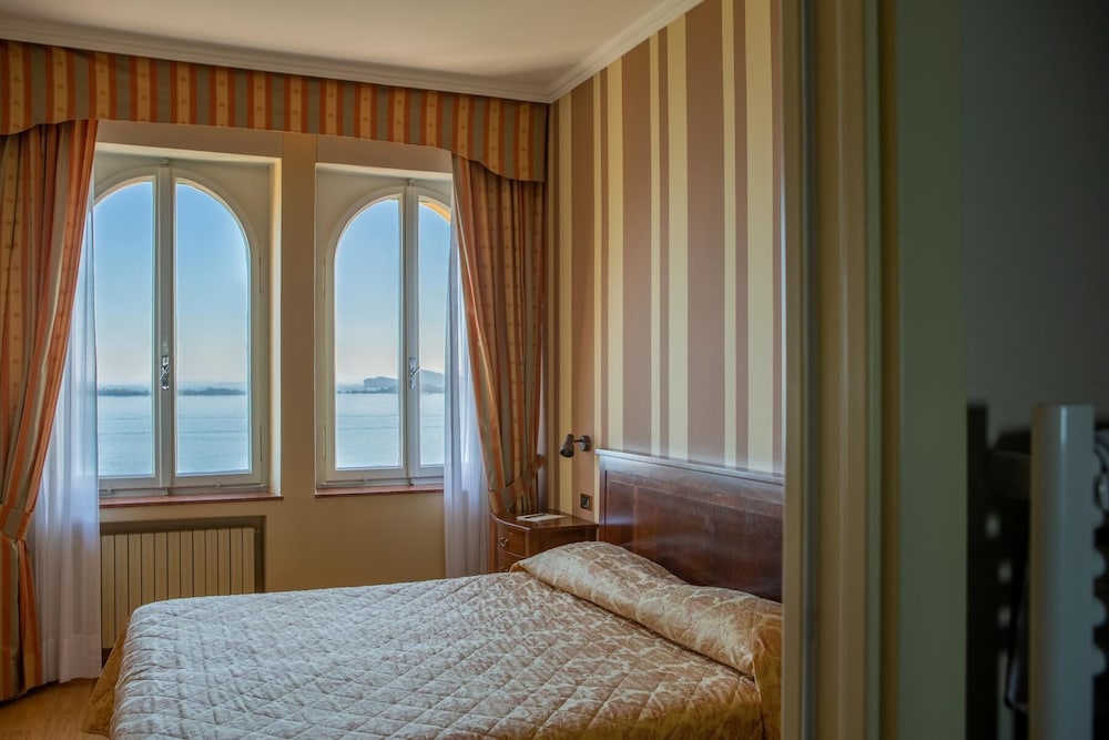 Hotel Villa Del Sogno — Hotel rooms in Gardone Riviera, Lombardy