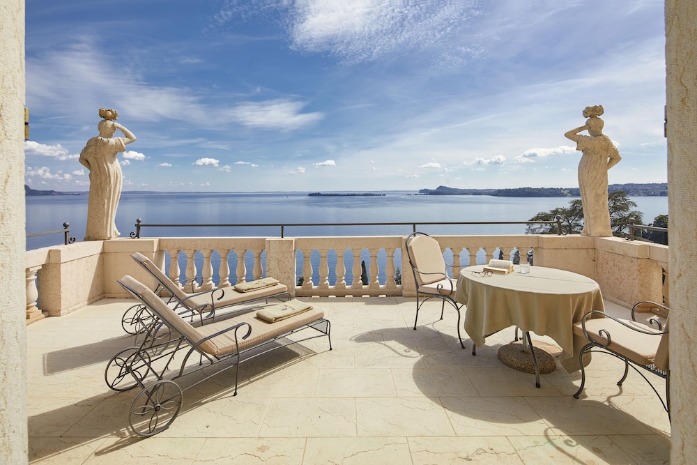Hotel Villa Del Sogno — Hotel rooms in Gardone Riviera, Lombardy