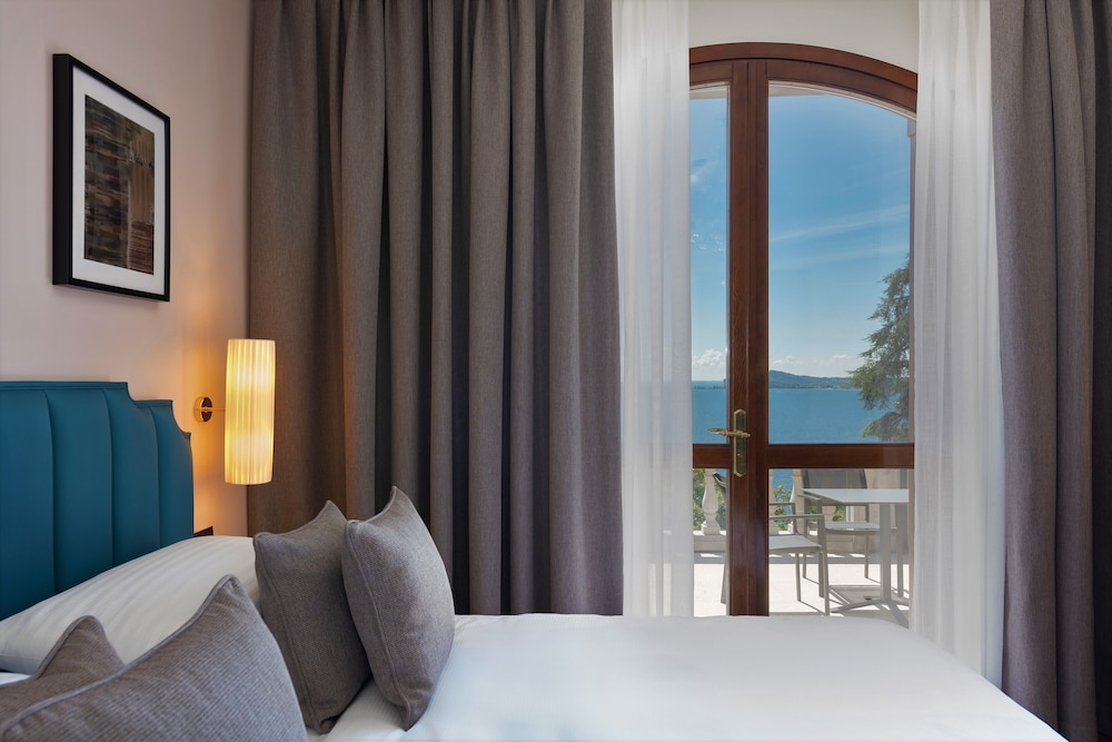 Hotel Villa Del Sogno — Hotel rooms in Gardone Riviera, Lombardy