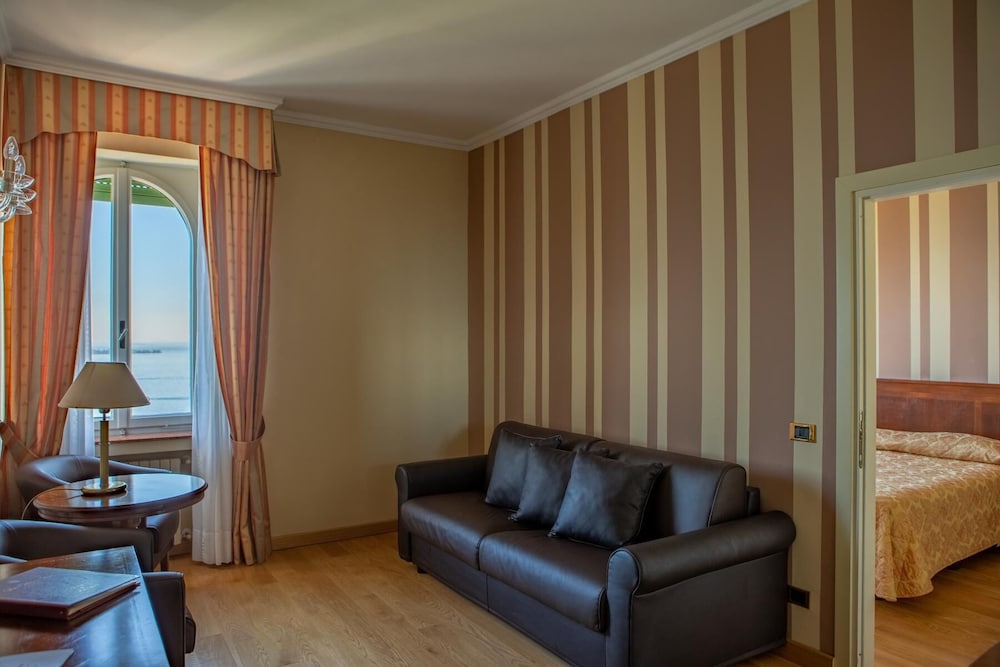 Hotel Villa Del Sogno — Hotel rooms in Gardone Riviera, Lombardy