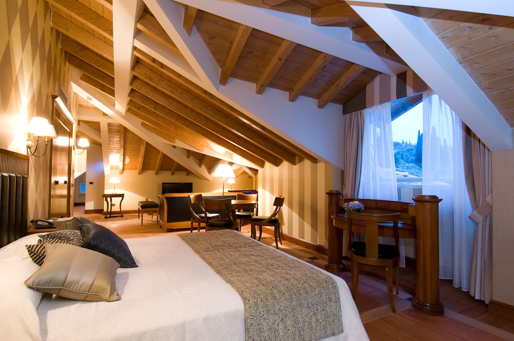 Hotel Villa Del Sogno — Hotel rooms in Gardone Riviera, Lombardy