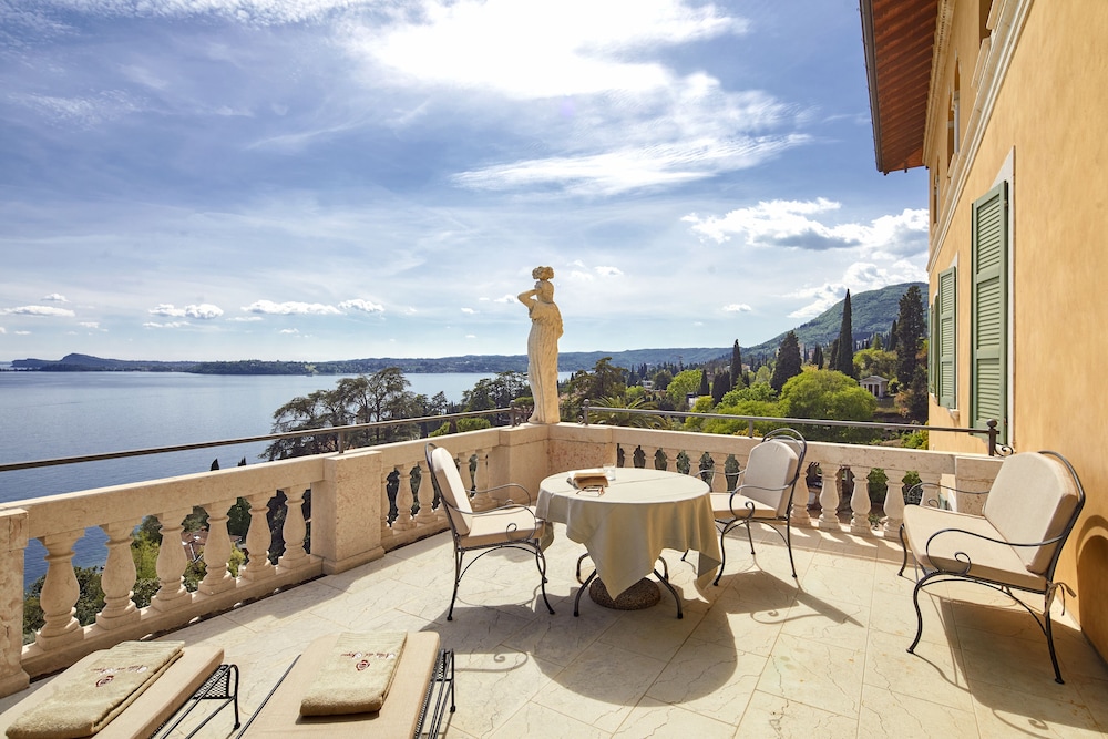 Hotel Villa Del Sogno — Hotel rooms in Gardone Riviera, Lombardy