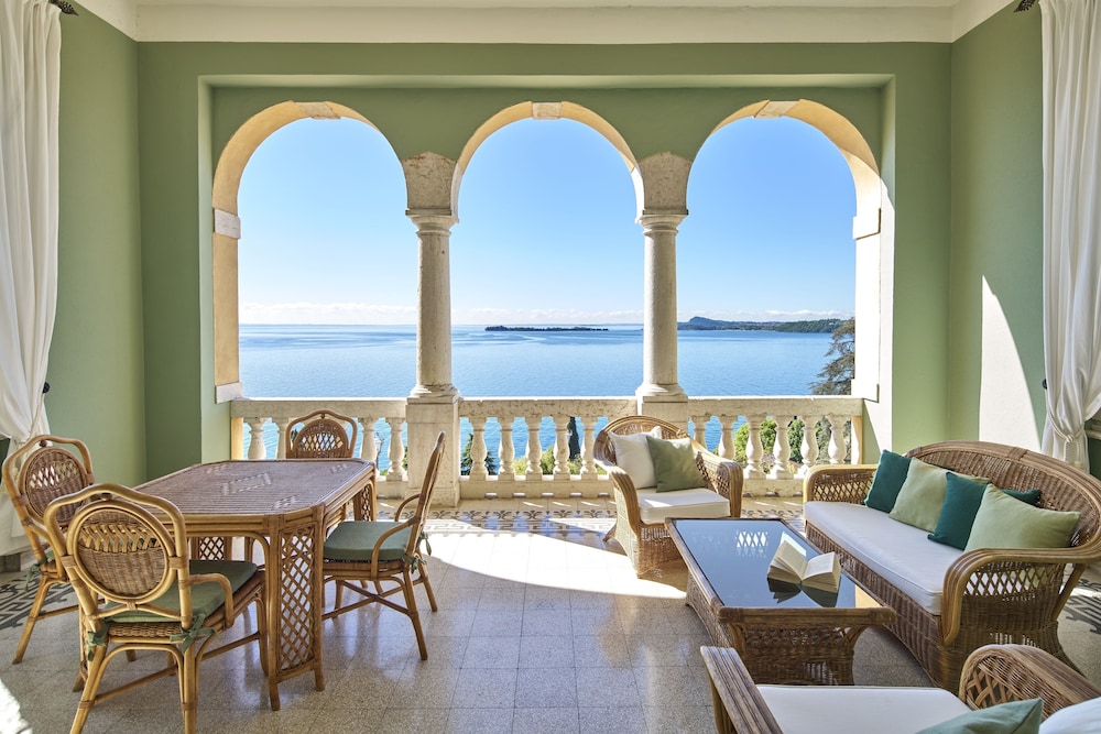 Hotel Villa Del Sogno — Hotel rooms in Gardone Riviera, Lombardy