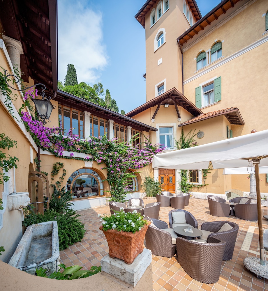 Hotel Villa Del Sogno — Hotel building in Gardone Riviera, Lombardy
