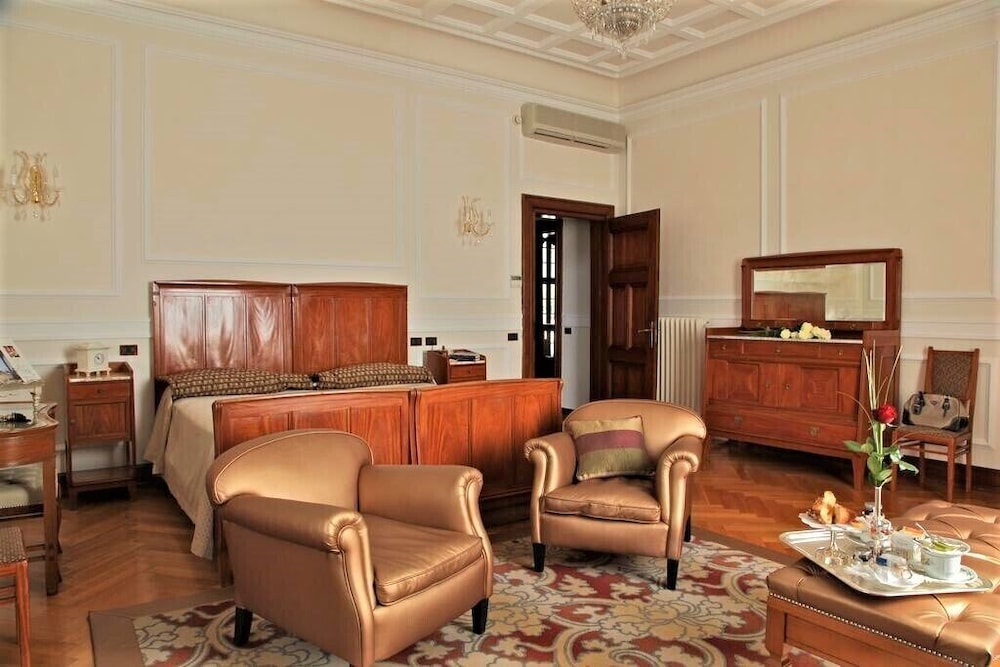 Hotel Villa Del Sogno — Hotel rooms in Gardone Riviera, Lombardy