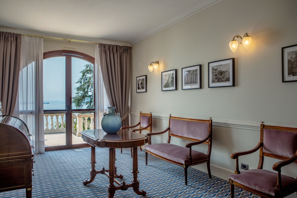 Hotel Villa Del Sogno — Hotel rooms in Gardone Riviera, Lombardy