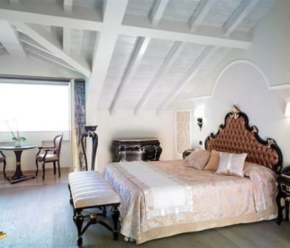 Hotel Villa Del Sogno — Hotel rooms in Gardone Riviera, Lombardy