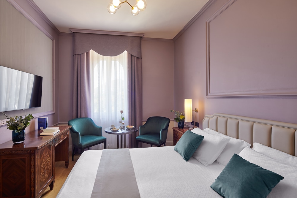 Hotel Villa Del Sogno — Hotel rooms in Gardone Riviera, Lombardy
