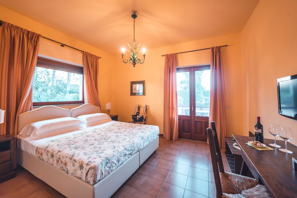 Hotel Villa Sirina — Hotel rooms in Taormina, Sicily
