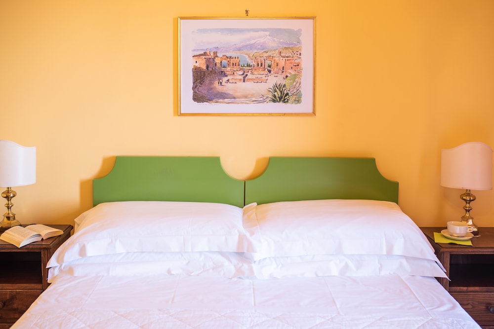 Hotel Villa Sirina — Hotel rooms in Taormina, Sicily