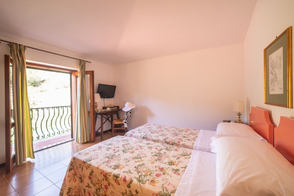 Hotel Villa Sirina — Hotel rooms in Taormina, Sicily