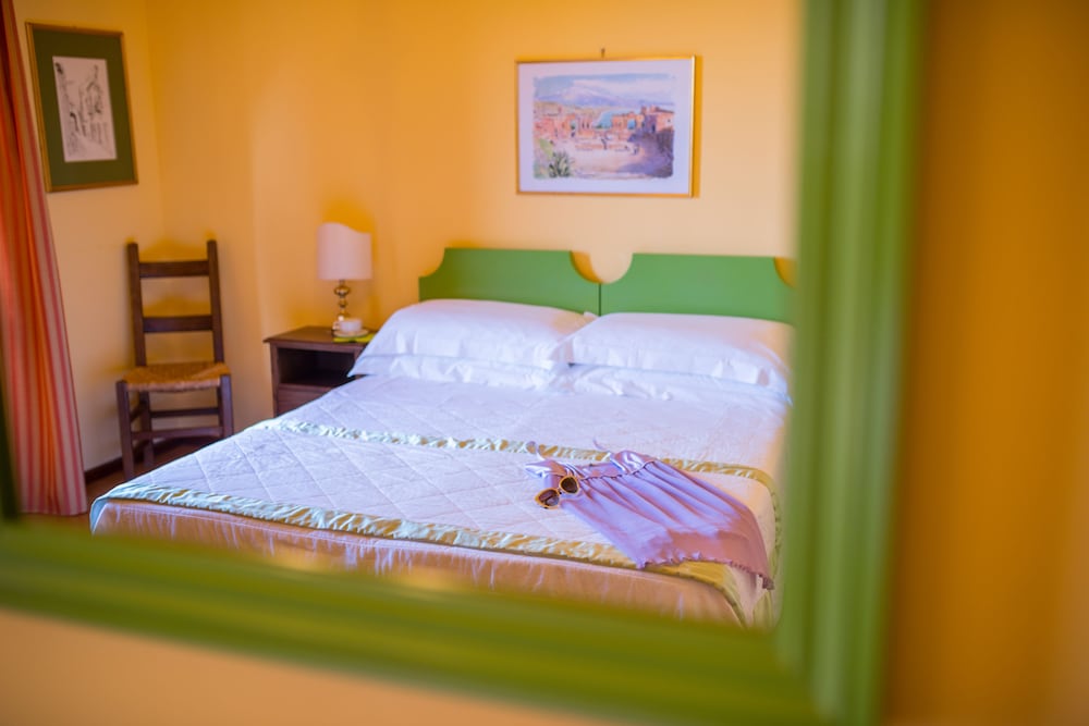 Hotel Villa Sirina — Hotel rooms in Taormina, Sicily