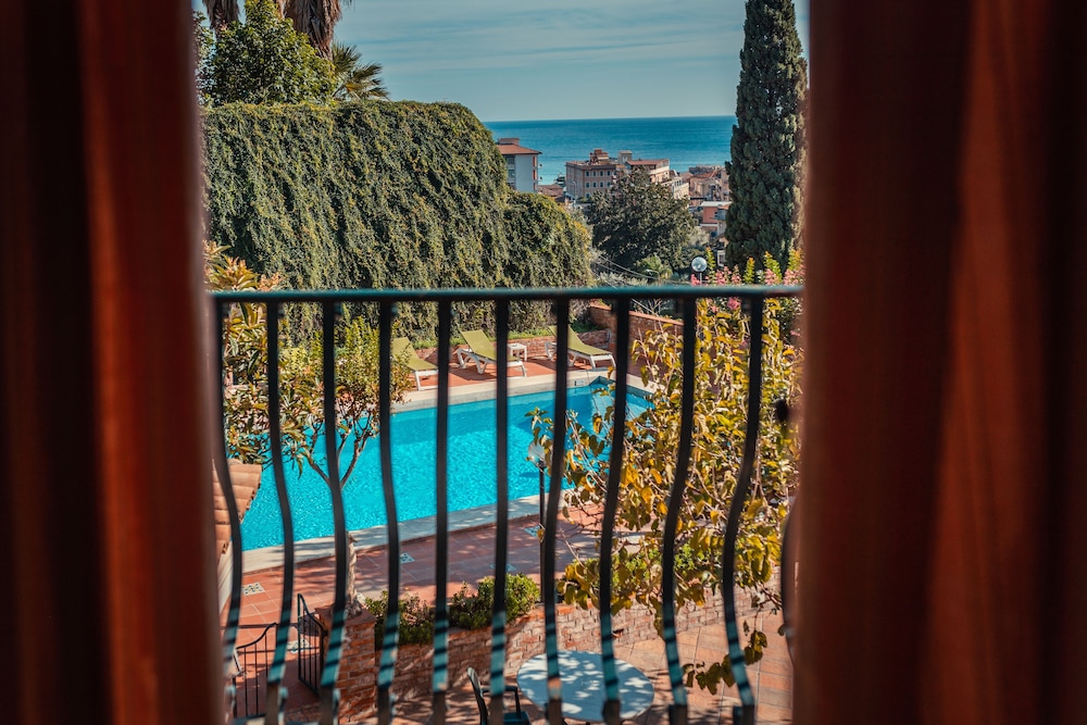 Hotel Villa Sirina — Swimming pool in Taormina, Sicily
