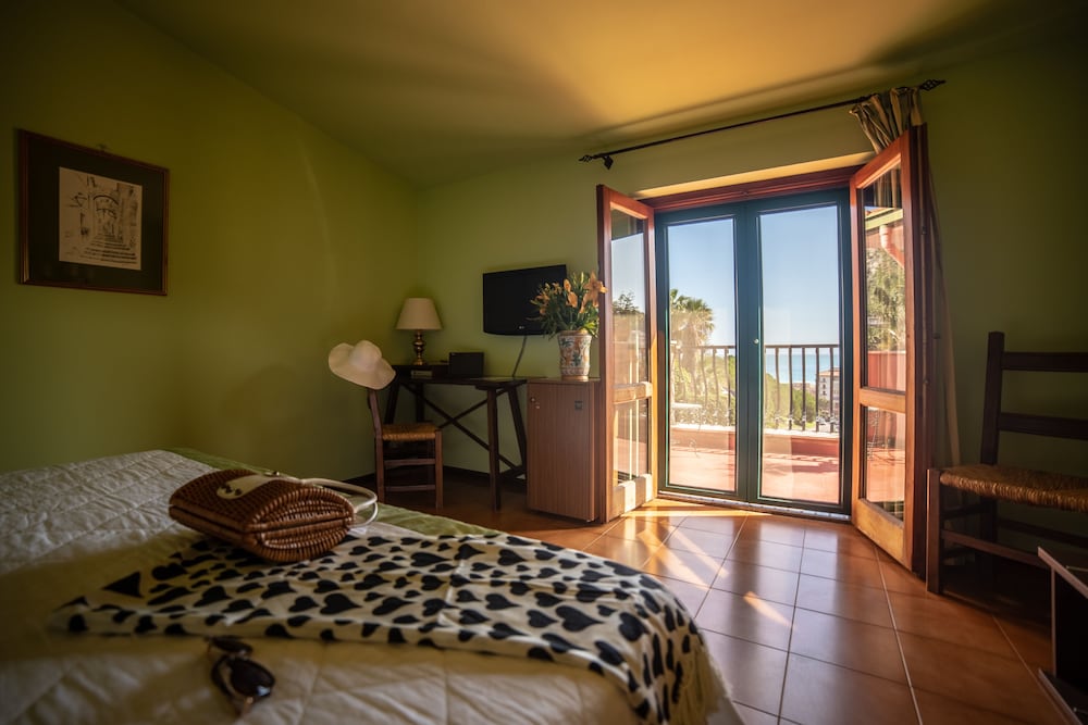 Hotel Villa Sirina — Hotel rooms in Taormina, Sicily