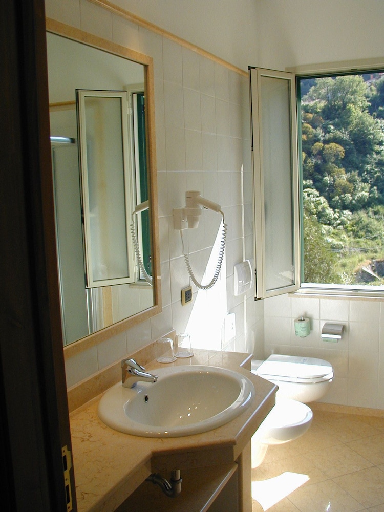 Hotel Villa Sirina — Hotel rooms in Taormina, Sicily