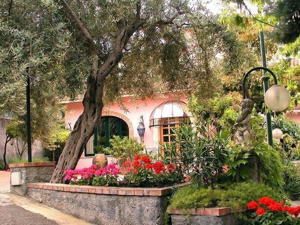 Hotel Villa Sirina — Hotel building in Taormina, Sicily